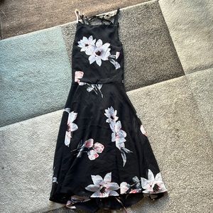 Lace-up back mini dress. Floral Print.